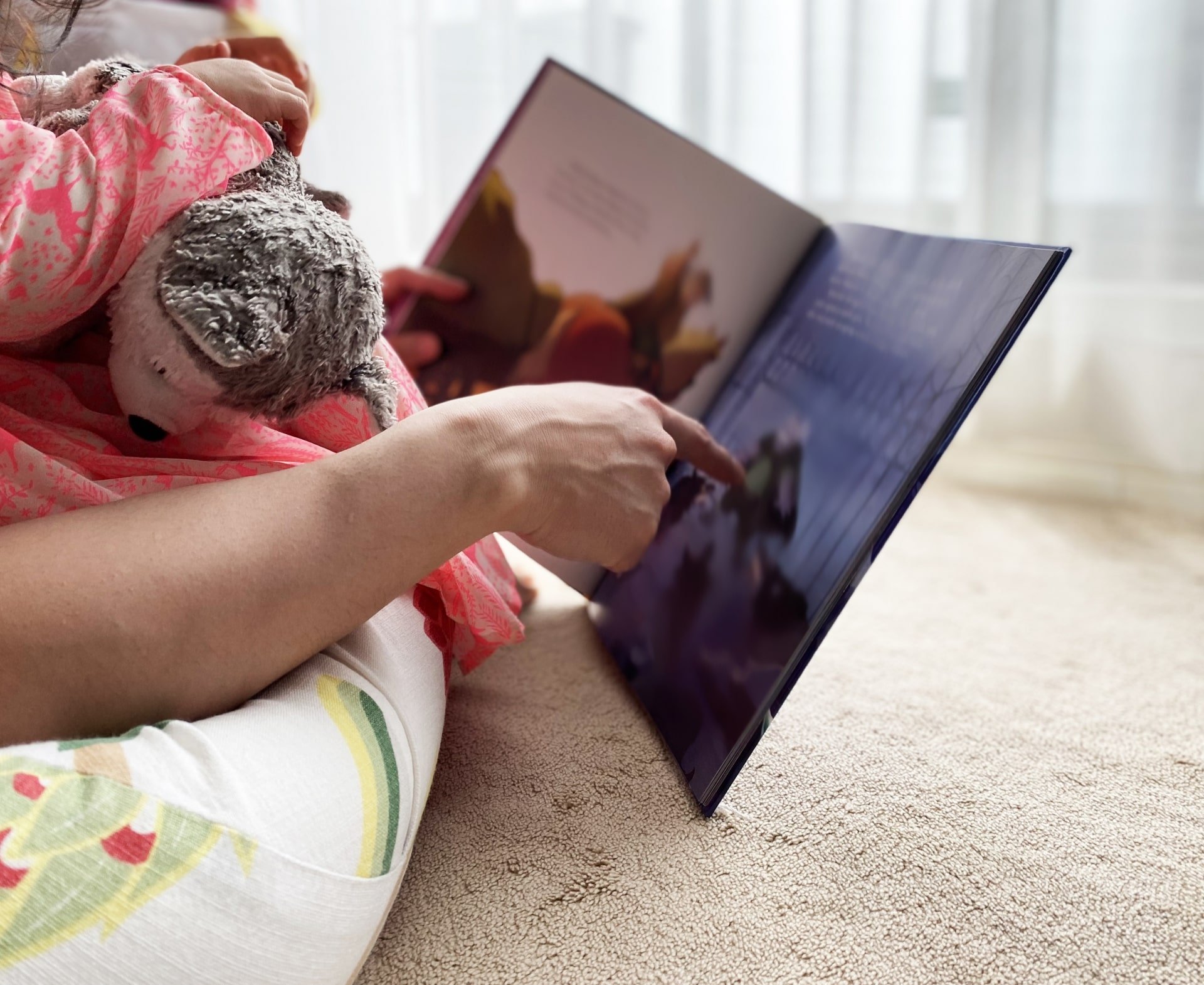 絵本を読み聞かせている写真