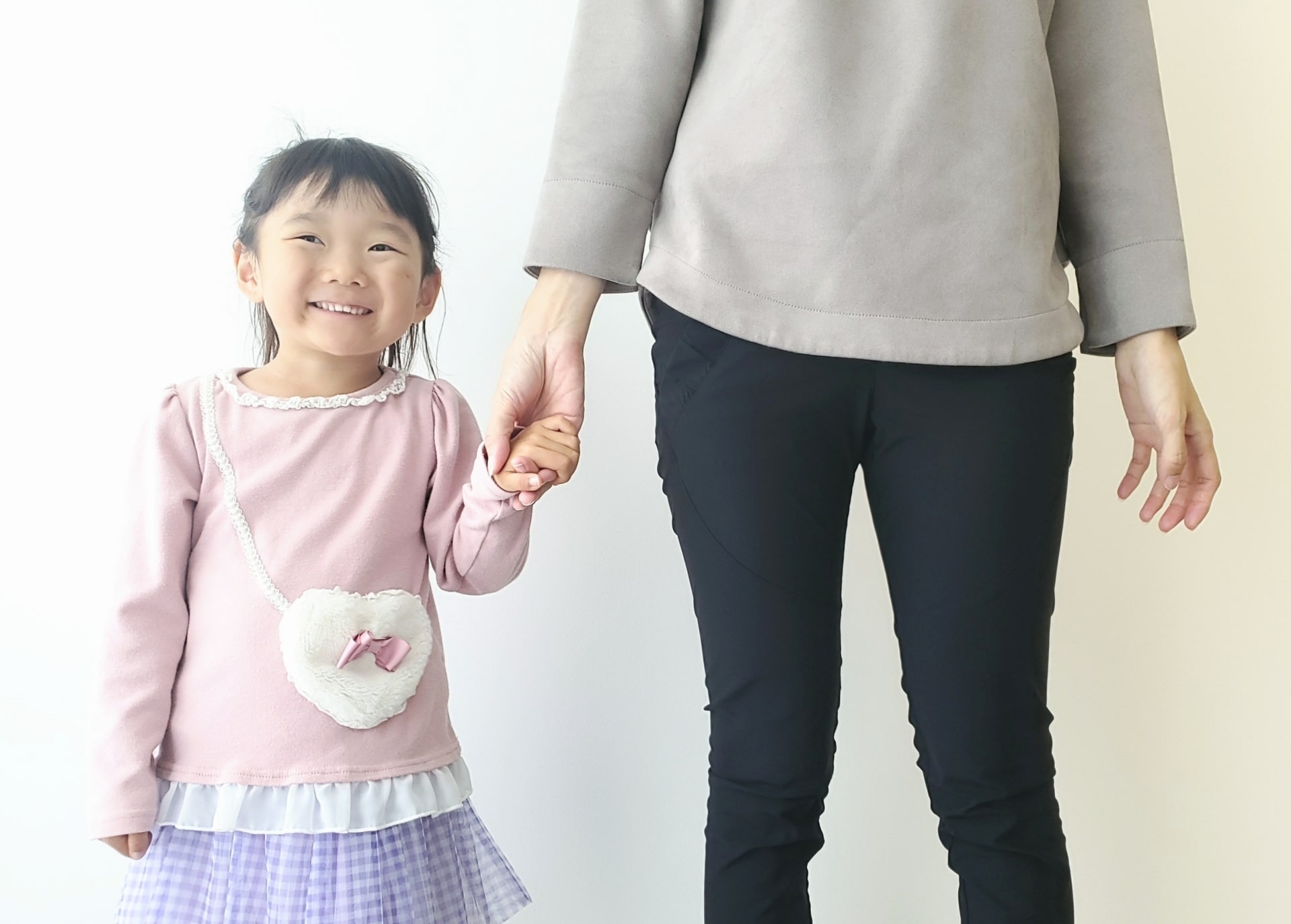 手をつなぐ親子