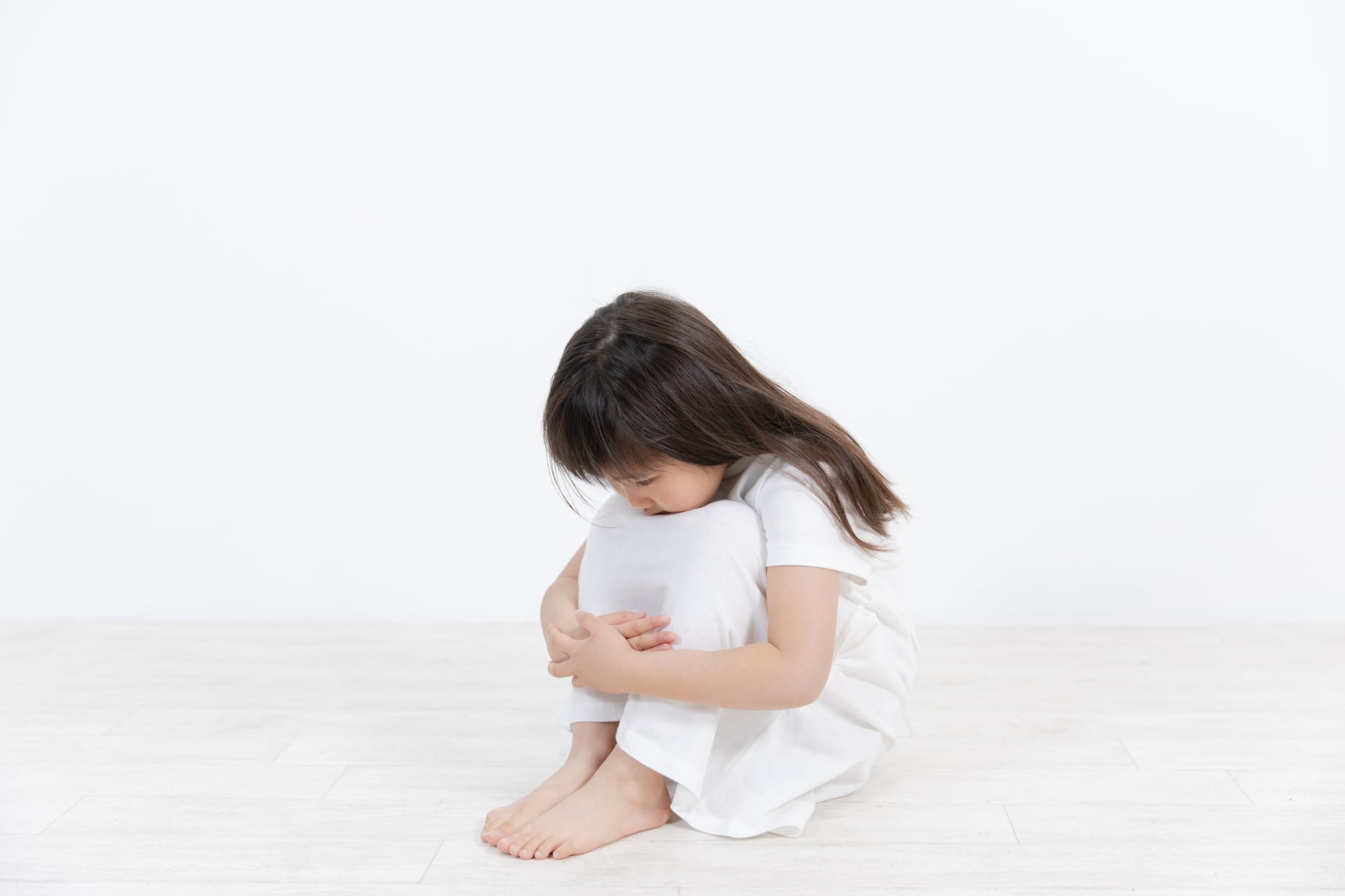 不安そうにうつむく女の子